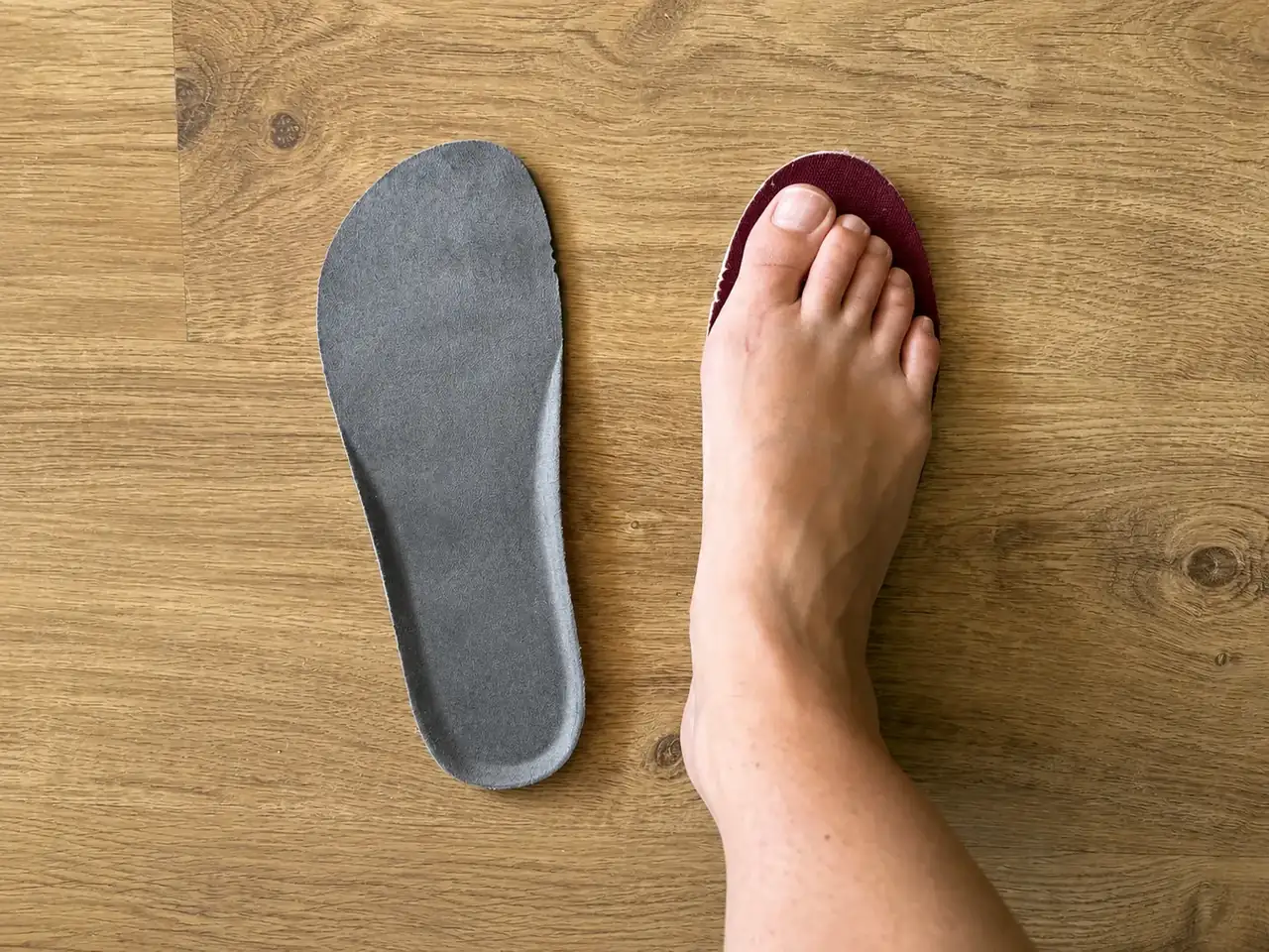 Ajuste de plantilla a medida para calzado barefoot junto a pie descalzo — podología en Sevilla