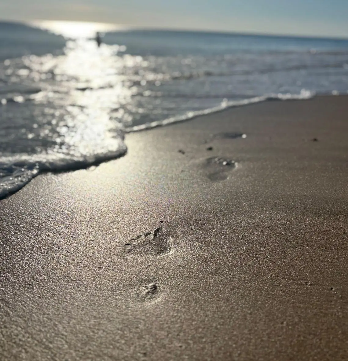 Huellas de pies en la playa durante la transición al calzado barefoot en Sevilla