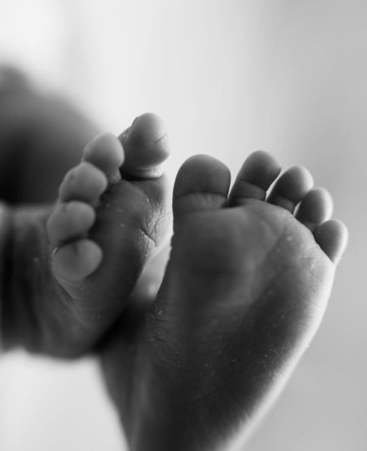 Podología infantil en Sevilla, exploración de pies de niños