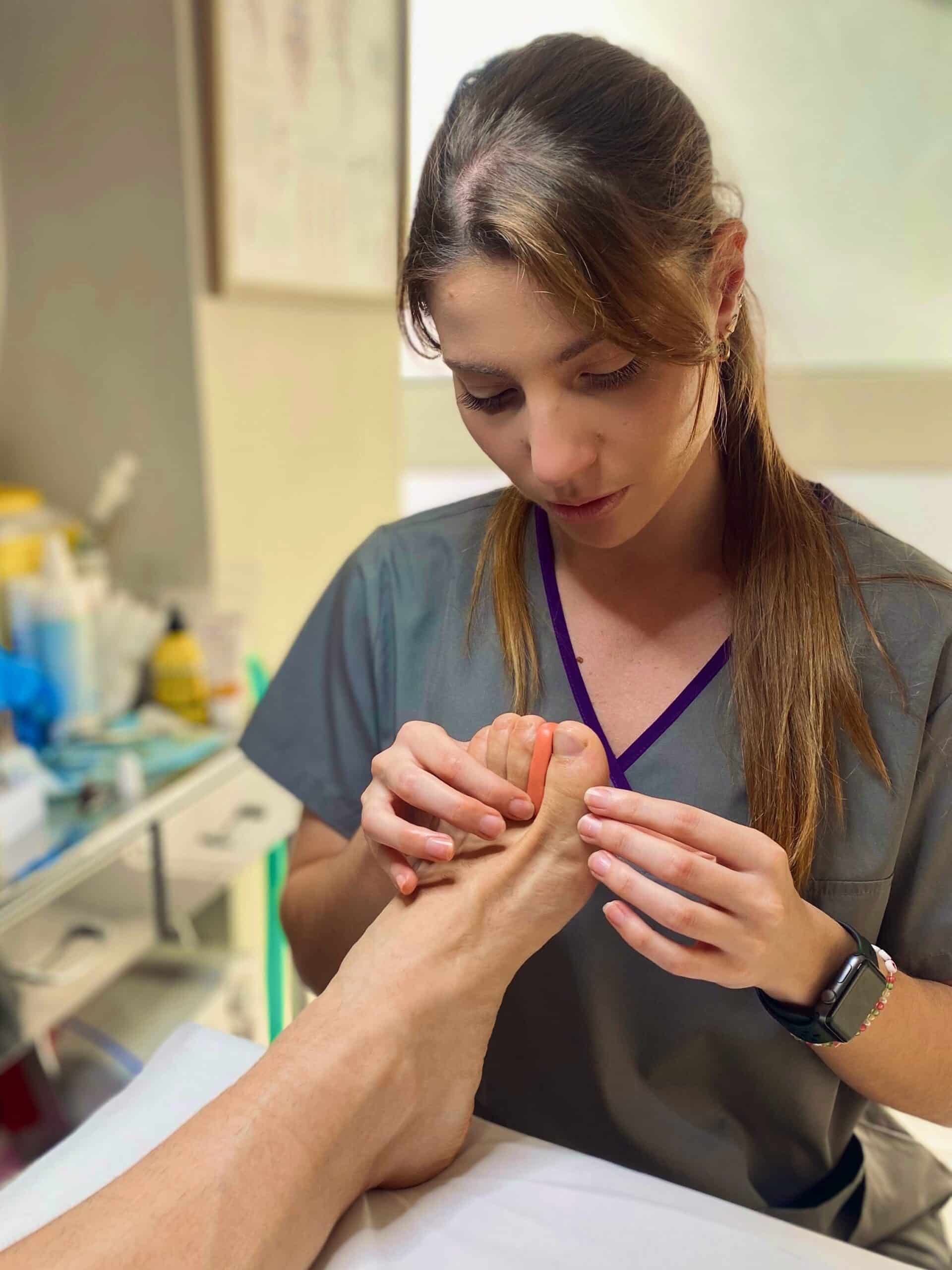 Podóloga realizando una ortesis de silicona