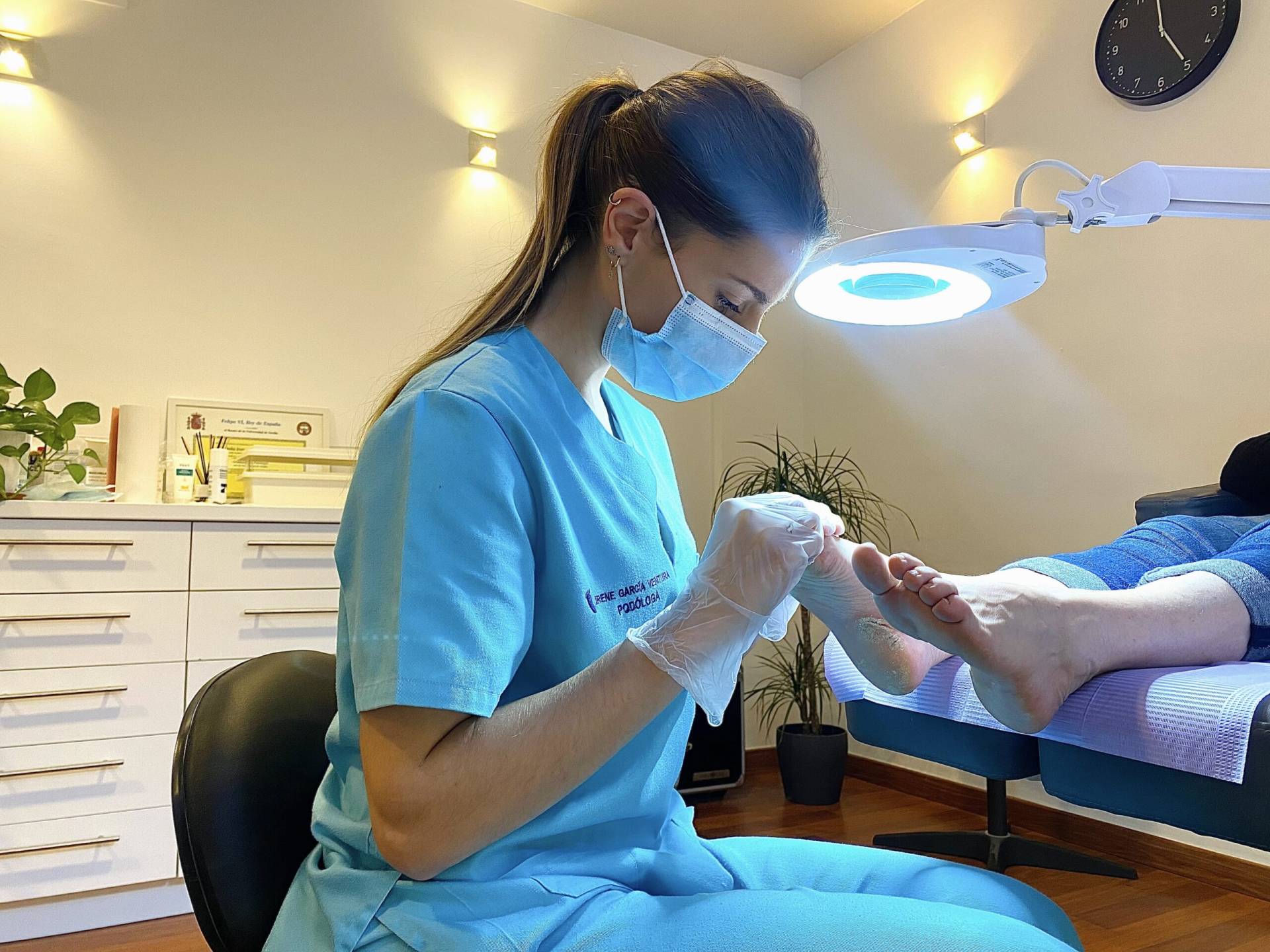 podólogo en Sevilla <img src="clinica-podologia-sevilla.jpg" alt="Clínica de podología en Sevilla con atención profesional a pacientes">